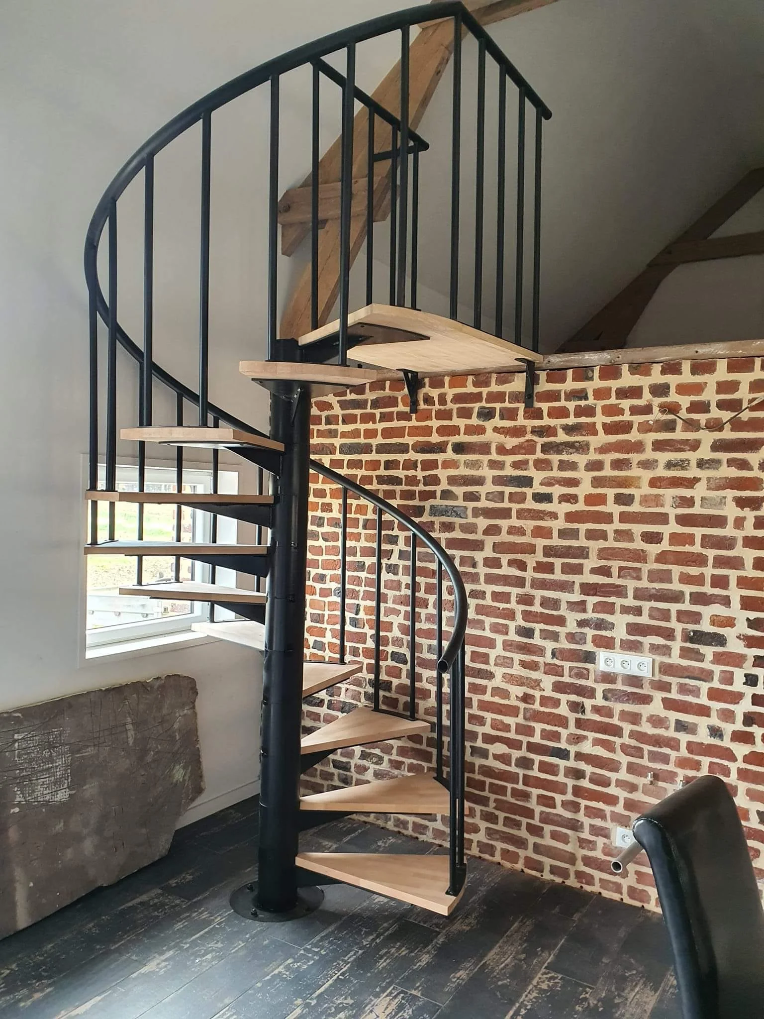 escalier-bois-metal-colimacon-69bd2bdfe28ce.webp